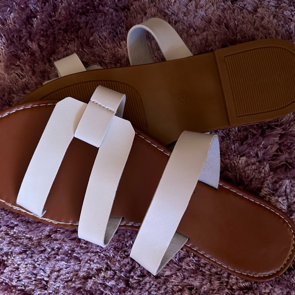 Women’s White Flat Sandals NWOT - Picture 5 of 7